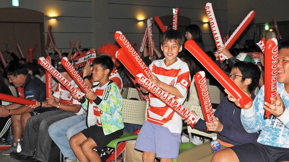 最初のトライが決まり、熱気に包まれるパブリックビューイング会場＝８日午後８時１２分、羽島郡笠松町常盤町、笠松中央交流センター