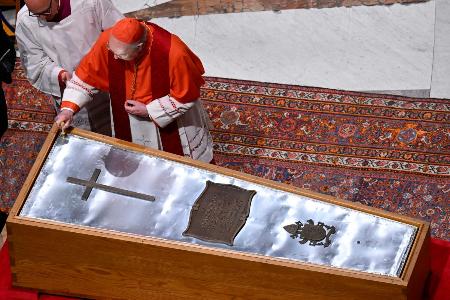 　ローマ教皇フランシスコの遺体を納めたひつぎを閉じる儀式＝２５日、バチカンのサンピエトロ大聖堂（バチカンメディア提供・共同）