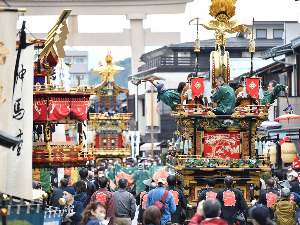 秋の高山祭が開幕し、３年ぶりにひきそろえに集まる屋台＝９日午前８時４０分、高山市