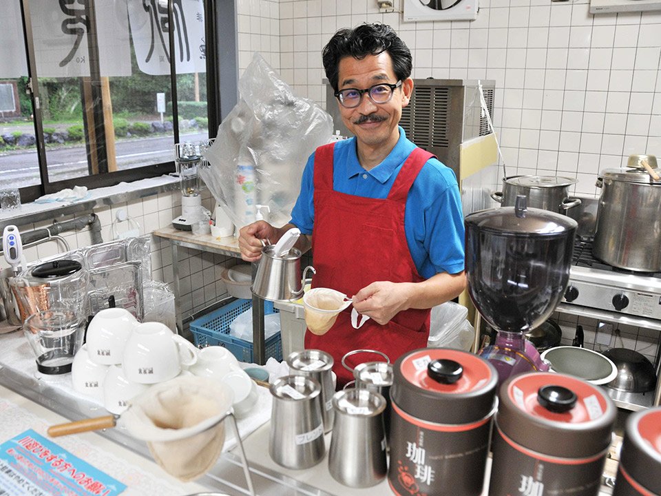地域おこし協力隊の活動を終え、喫茶店を営む林義了さん＝関市洞戸高賀、似兒草