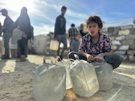 　イスラエル軍の攻撃でインフラ設備が被害を受けたガザ南部ハンユニスでの緊急給水支援＝２０２５年１１月（ゲッティ＝共同）