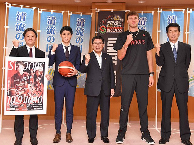 今季の開幕を前に、古田肇知事に活躍を誓う田中昌寛選手（左から２人目）ら岐阜スゥープスの関係者＝県庁