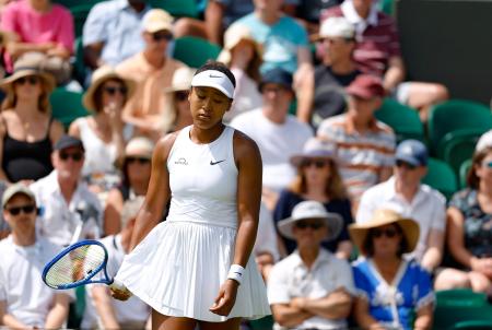 　女子シングルス３回戦でポイントを奪われ、肩を落とす大坂なおみ＝ウィンブルドン（共同）