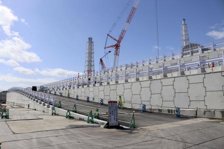 　東京電力福島第１原発１〜４号機海側に建設された防潮堤＝２０２４年３月（東京電力提供）