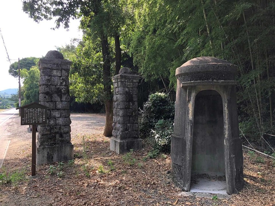 営門の名残をとどめる門柱＝不破郡関ケ原町玉