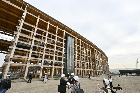 　大阪・関西万博の会場跡地に残る、保存されるリングの一部＝４月１３日、大阪市此花区の夢洲