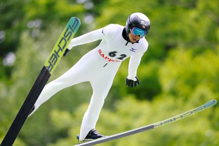 　男子成年で優勝した小林朔太郎＝大倉山