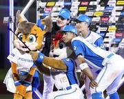 　ヒーローインタビューを終え、記念写真に納まる日本ハムの（左から）有原、万波、奈良間＝エスコンフィールド