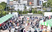 大勢の来場者でにぎわう信長ゆめ広場＝岐阜市内