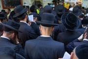 　新年祭で祈りをささげるユダヤ教正統派の信者＝２２日、ウクライナ中部ウマニ（ＡＰ＝共同）