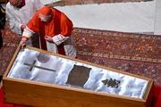 　ローマ教皇フランシスコの遺体を納めたひつぎを閉じる儀式＝２５日、バチカンのサンピエトロ大聖堂（バチカンメディア提供・共同）