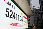 　初めて５万２０００円を超えた日経平均株価の終値を示すボード＝３１日午後、東京都中央区