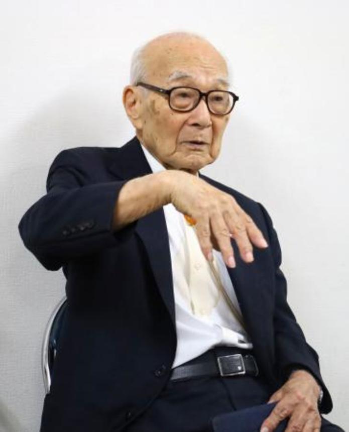 　長崎被災協のインタビューで被爆体験を証言する被団協の田中熙巳代表委員＝１４日午前、長崎市