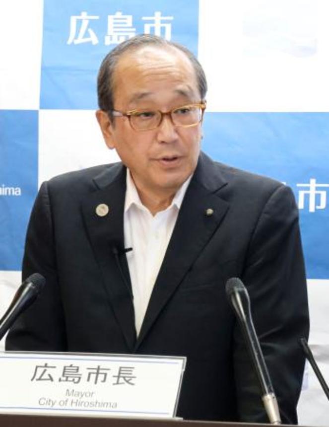 　記者会見で平和宣言の骨子を発表する広島市の松井一実市長＝１日午後、市役所
