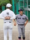 気軽に話しかけ、選手らにアドバイスするＯＢで慶大学生コーチの岡田源太郎＝岐阜高