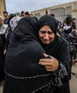 　イスラエル軍の攻撃による犠牲者の死を悼む親族ら＝１８日、ガザ南部ハンユニス（ゲッティ＝共同）