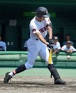 岐阜×関商工＝６回表関商工１死満塁、左前適時打を放つ林東＝長良川