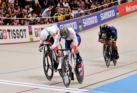 　女子ケイリン決勝でゴールする佐藤水菜（中央）＝サンティアゴ（共同）