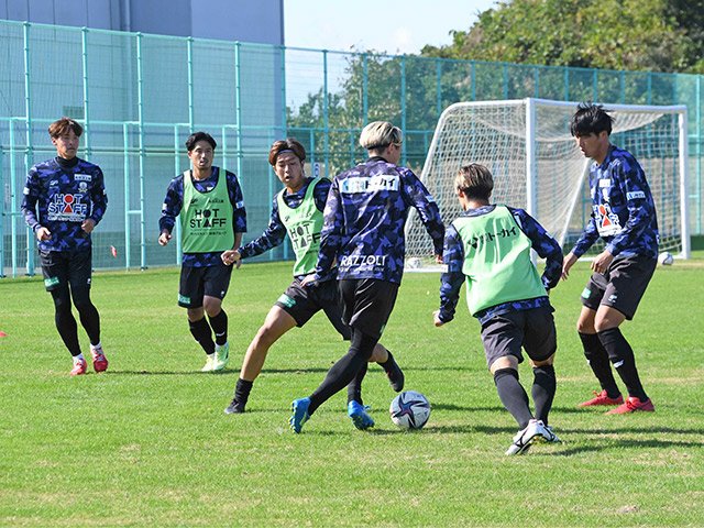 富山戦に向けて調整するＦＣ岐阜の選手たち＝３日、岐阜市北西部運動公園