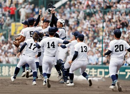 　第１０７回全国高校野球選手権大会決勝で日大三を破り、初優勝を果たして喜ぶ沖縄尚学ナイン＝２３日、甲子園球場