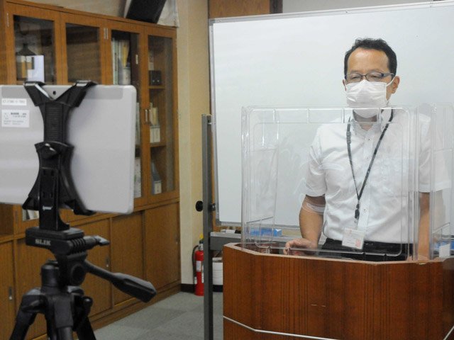オンライン配信の始業式で規則正しい生活を呼び掛ける總山俊行校長＝２３日午前９時５０分、可児市坂戸、可児高校