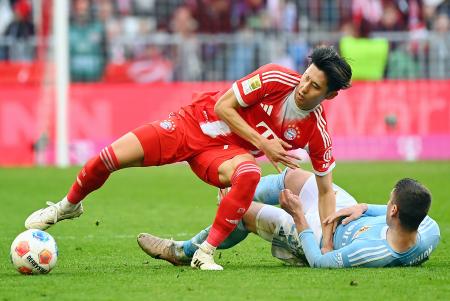 　ウニオン・ベルリン戦で競り合うバイエルン・ミュンヘンの伊藤＝ミュンヘン（共同）