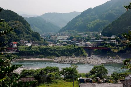 　２０２０年７月豪雨で球磨川（中央）が氾濫し大きな被害が出た熊本県球磨村＝３日午後