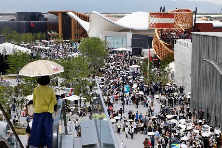 　大勢の人たちでにぎわう大阪・関西万博会場。開幕から２カ月を迎えた＝１３日午前、大阪市此花区の夢洲