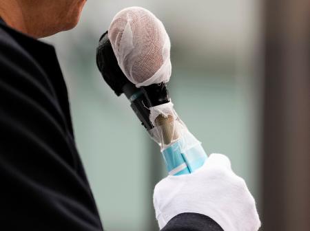 　街頭演説で支持を訴える衆院選の立候補者＝７日午前、東京都内