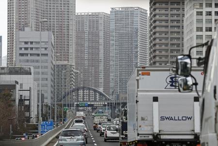 　多くの車が行き交う首都高速道路１号羽田線＝東京都港区