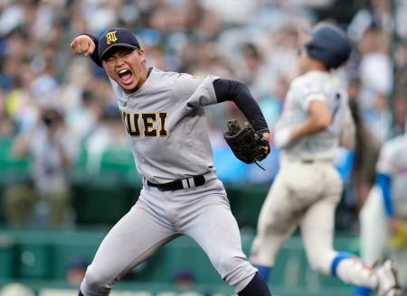 　花咲徳栄に勝利し、ガッツポーズする仙台育英・古川＝甲子園