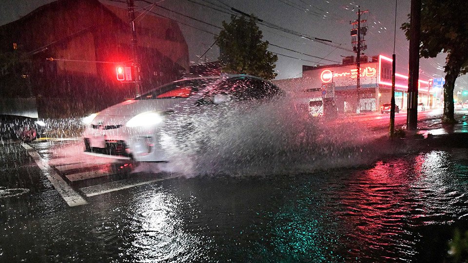 大雨で一部が冠水した道路＝２５日午後７時３３分、岐阜市鷺山