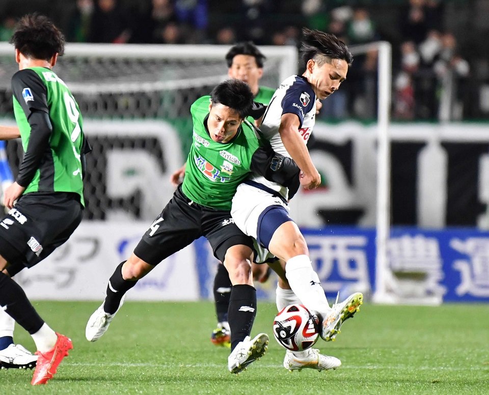 ＦＣ岐阜×大宮＝前半、ボールを激しく競り合うＦＣ岐阜のＭＦ生地＝長良川競技場