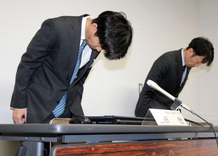 　記者会見で謝罪し、頭を下げるＪＲ四国の担当者＝３１日午後、高松市