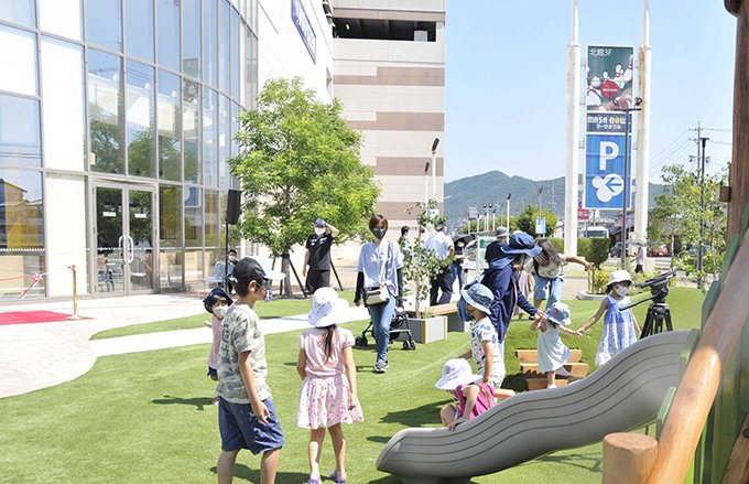 復活したチェリーガーデンの遊具などで遊ぶ子どもら＝岐阜市正木中、マーサ21