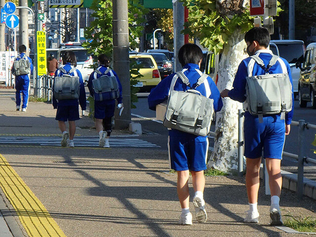 体操服で通学する中学生。６月に学校が再開した後も制服を着ない日々が続く＝岐阜市内