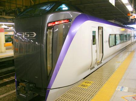 　トラブルがあった「かいじ２８号」と同型の車両＝２０１７年１１月、ＪＲ新宿駅