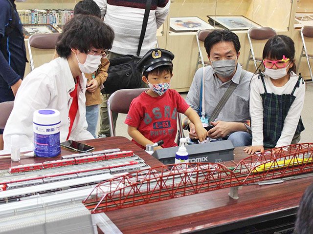 鉄道制帽をかぶり、Ｎゲージの操作を楽しむ子どもら＝羽島市竹鼻町、市歴史民俗資料館・映画資料館