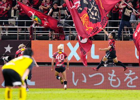 　鹿島―柏　試合終了間際、決勝ゴールを決め、跳び上がって喜ぶ鹿島・松村（右）＝メルスタ
