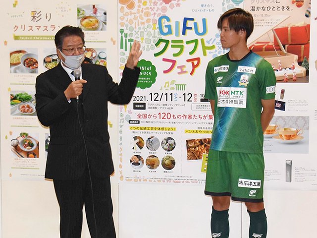 生地慶充選手（右）が身に着けた来季の新ユニホームのコンセプトについて語る園部泰敏社長＝１３日、岐阜市橋本町、アクティブＧ