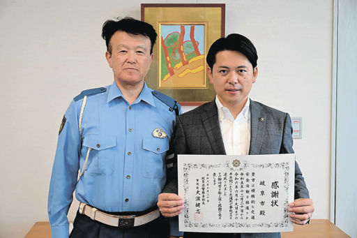 桂川勝広交通部長（左）から感謝状を受け取った柴橋正直市長＝岐阜市役所
