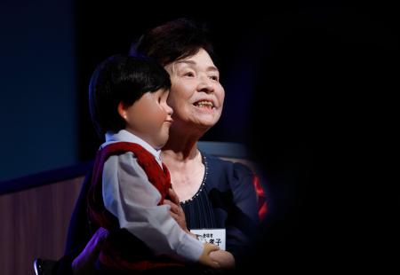 　「戦場体験放映保存の会」主催の証言集会で、原爆の犠牲となった弟に見立てた人形と共に被爆体験を語る小谷孝子さん。参加者が高齢化し、同集会は今回が最終回となる＝２７日午後、東京都千代田区