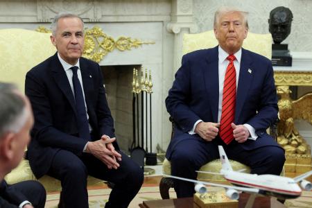 　米ホワイトハウスで会談するトランプ米大統領（右）とカナダのカーニー首相＝５月６日、ワシントン（ロイター＝共同）