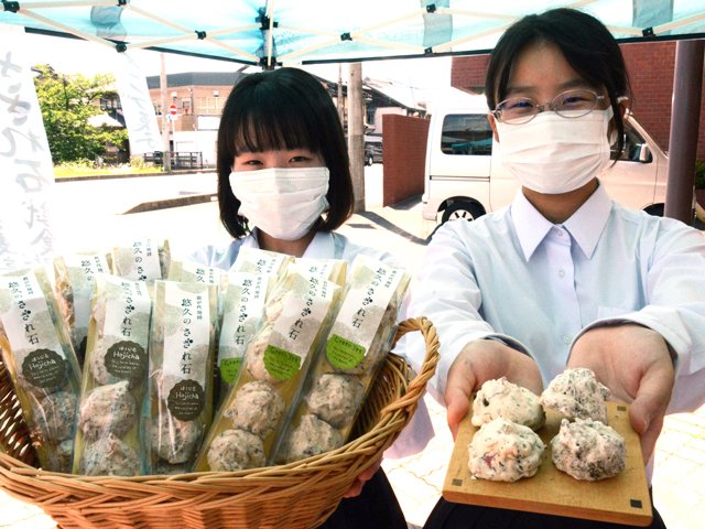 完成した焼き菓子「悠久のさざれ石」を手にする生徒＝揖斐川町三輪、揖斐菓匠庵みわ屋