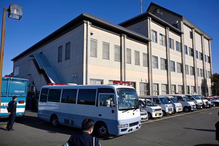 　送検のため静岡県警三島署を出る、小山雅貴容疑者を乗せた車両＝２８日午前９時３０分