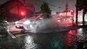 大雨で一部が冠水した道路＝２５日午後７時３３分、岐阜市鷺山