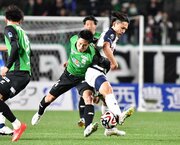 ＦＣ岐阜×大宮＝前半、ボールを激しく競り合うＦＣ岐阜のＭＦ生地＝長良川競技場