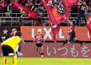 　鹿島―柏　試合終了間際、決勝ゴールを決め、跳び上がって喜ぶ鹿島・松村（右）＝メルスタ