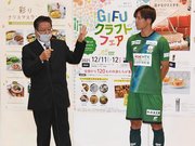 生地慶充選手（右）が身に着けた来季の新ユニホームのコンセプトについて語る園部泰敏社長＝１３日、岐阜市橋本町、アクティブＧ