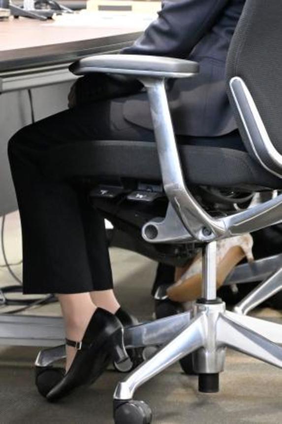 　元コーチの在宅起訴について記者会見する女性＝３０日午後、広島市中区